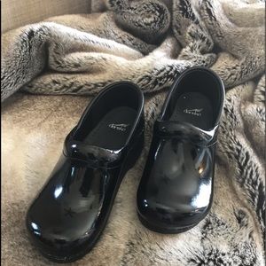 Girl’s Dansko Patent Leather Clogs Sz 31 US 12.5